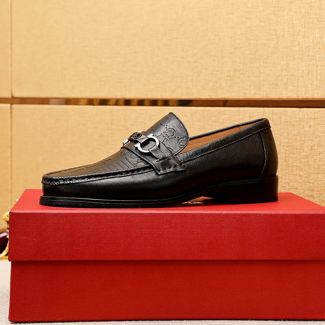 Men's shoes 💰462 💐 Product trademark: Ferragamo "Ferragamo" casual leather shoes Regular size: 38-44 (45.46🉑️customized) Product materials: Selected imported first-layer calfskin embossed upper + luxury hardware buckle, imported water-dyed cow leather lining. Strong three-dimensional visual effect, combined outsole Color: 1⃣️color optional